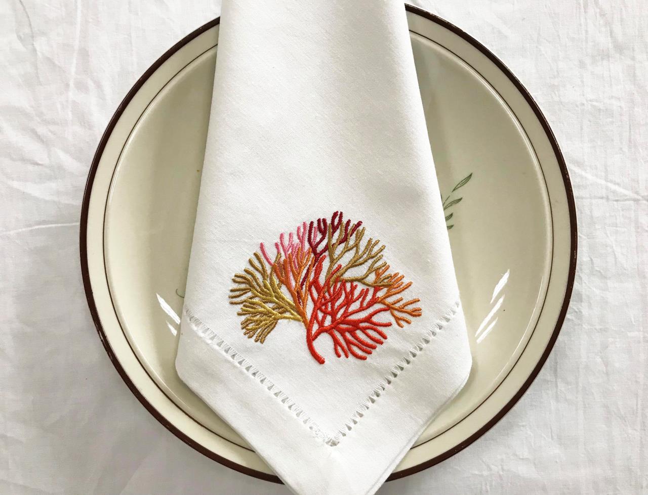 여러 가지 빛깔의 산호 자수 냅킨, 플레이스매트, 헴스 - Monogrammed Handkerchief 리뷰 및 가격